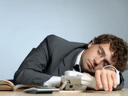 नींद पूरी होने के बावजूद पूरे दिन रहते हैं सुस्त? जानिए क्या है आपके सुस्त रहने की वजह और उपाय