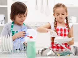 बच्चे को किस उम्र में जिम्मेदारी सीखनी चाहिए? जानें उम्र के अनुसार बच्चों को जिम्मेदारी समझाना