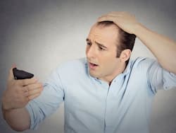 किस विटामिन की कमी से बाल झड़ते हैं?