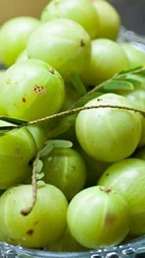 काले बालों के लिए आंवले का इस्तेमाल