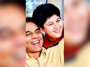 इन 8 बॉलीवुड सितारों से सीखें परफेक्ट फैमिली मैन बनना