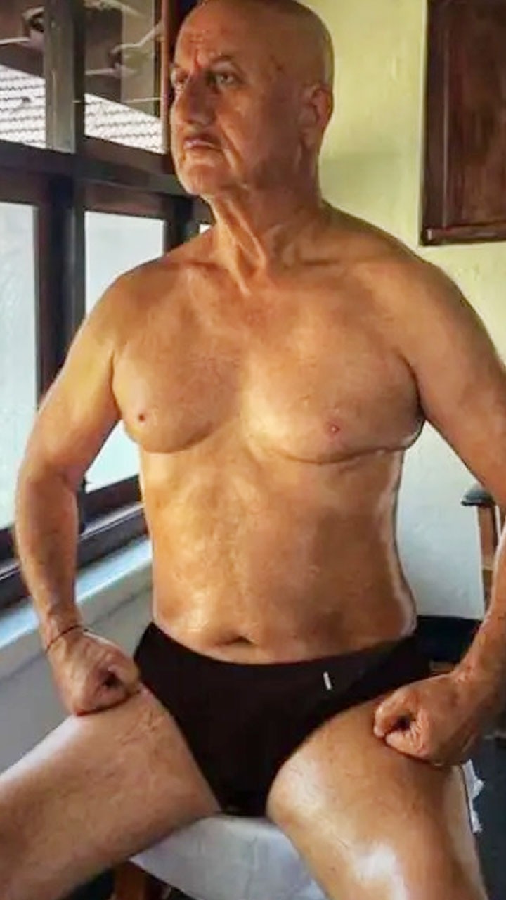 60 की उम्र में जवानों जैसे फिट बॉलीवुड स्टार्स