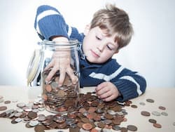 बच्चों को पैसों की कीमत कैसे समझाएं? जानें 8 से 17 साल तक के बच्चों के लिए मनी मैनेजमेंट टिप्स