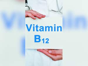 शरीर में विटामिन बी12 की कमी के कारण क्या हैं?