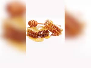 6 Reasons To Replace Sugar With Honey