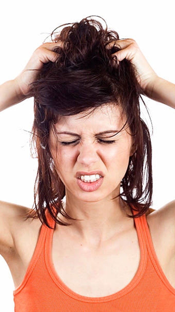 सर्दियों में डैंड्रफ से राहत के लिए आजमाएं ये 8 घरेलू नुस्खे