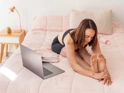 सर्दियों में जिम जाने में आता है आलस तो बेड पर लेटे-लेटे करें ये योगासन, तेजी से घटेगा वजन