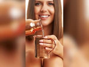 तांबे के बर्तन में पानी पीने के 9 फायदे