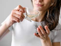 बालों में तेल कब लगाना चाहिए, जानिए बालों में तेल लगाने का सही तरीका क्या है?