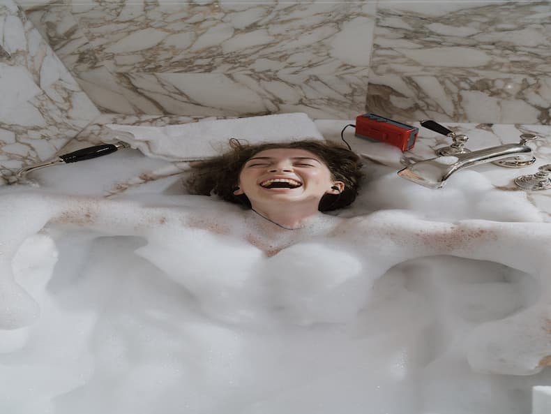 Pregnancy And Bathing: Can Expecting Mothers Bathe In Hot Water?
