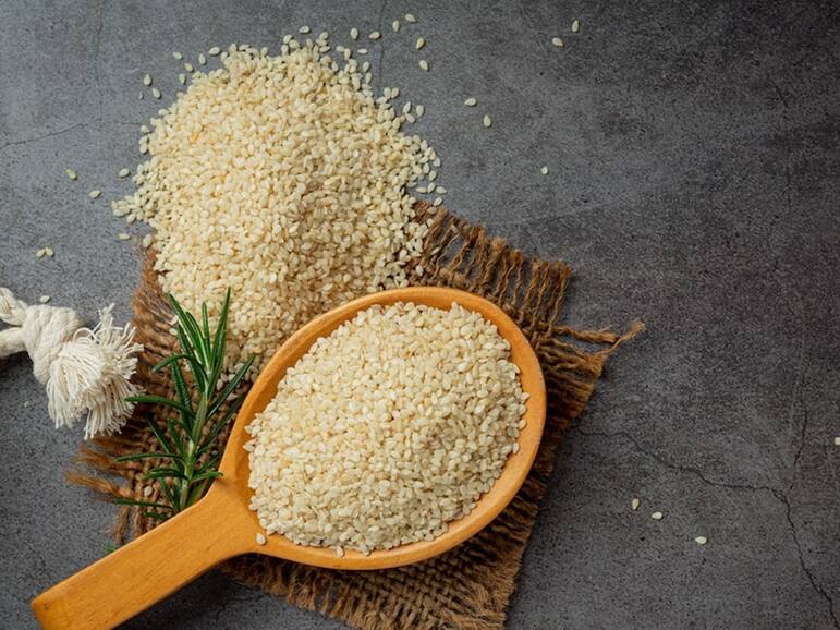 नसों में जमा गंदे कोलेस्ट्रॉल को निचोड़ कर बाहर निकाल देते हैं तिल के बीज, जानिए सर्दियों में तिल खाने के फायदे