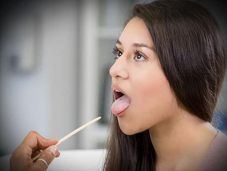 नसों में कोलेस्ट्रॉल भर जाने पर जीभ का रंग हो जाता है ऐसा! जानें High cholesterol में जीभ पर दिखने वाले 2 लक्षण