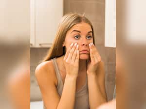 Puffy eyes: आँखों की सूजन को दूर करेंगे ये 7 घरेलू नुस्खे