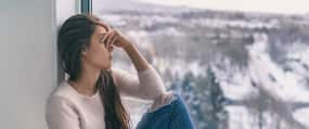 जानें क्या है 'Winter Blue', क्यों बढ़ते हैं लोगों में Depression के लक्षण? Watch Video