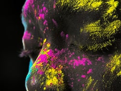 Holi 2023: हुड़दंग के दौरान आंखों में रंग चला जाए तो क्या करें?