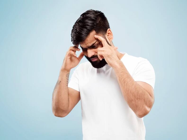 डिप्रेशन होने पर सिर से लेकर पांव तक शरीर में दिखते हैं ये 6 लक्षण, इन्हें न करें नजरअंदाज