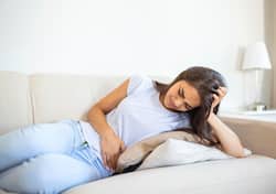 महिलाओं में PCOS यानी हार्मोनल असंतुलन होने पर शरीर में दिखते हैं ये 8 लक्षण, एक्सपर्ट से जानिए उपचार