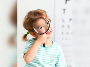 आंखों की रोशनी को कम होने से रोकेंगे ये 8 टिप्स