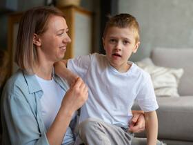 World Autism Awareness Day 2023: एक्सपर्ट से जानिए ऑटिज्म के लक्षण क्या हैं?