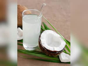 गर्मियों में नारियल पानी पीने के 8 फायदे