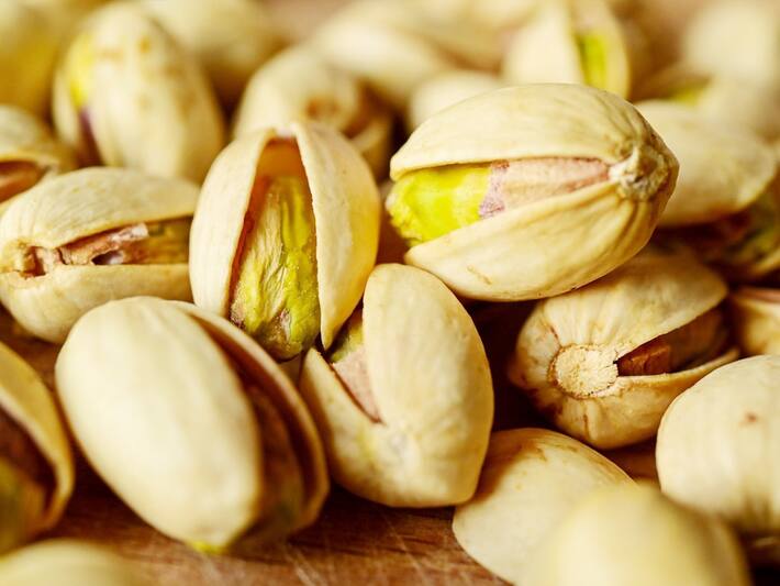 High cholesterol के मरीज रोज पानी में भिगोकर खाएं ये 5 सूखे मेवे, बिना