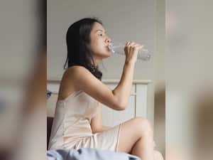 रात को पानी पीने की आदत है तो जान लें इसके फायदे और नुकसान