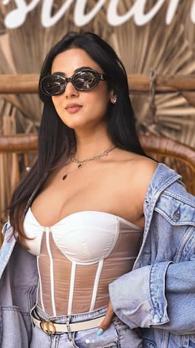 Sonal Chauhan's Bday: Body-Toning Yoga Poses By Miss World Tourism 2005