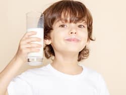 एक जैसा दूध पी-पीकर ऊब गया है आपका बच्चा तो उसे पिलाएं इन 6 प्रकार के दूध, जानिए दूध के फायदे