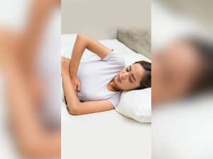 Periods Pain: दर्द की वजह से पीरियड्स में सो नहीं पातीं तो करें ये 9 टिप्स फॉलो, मिलेगी आराम की नींद
