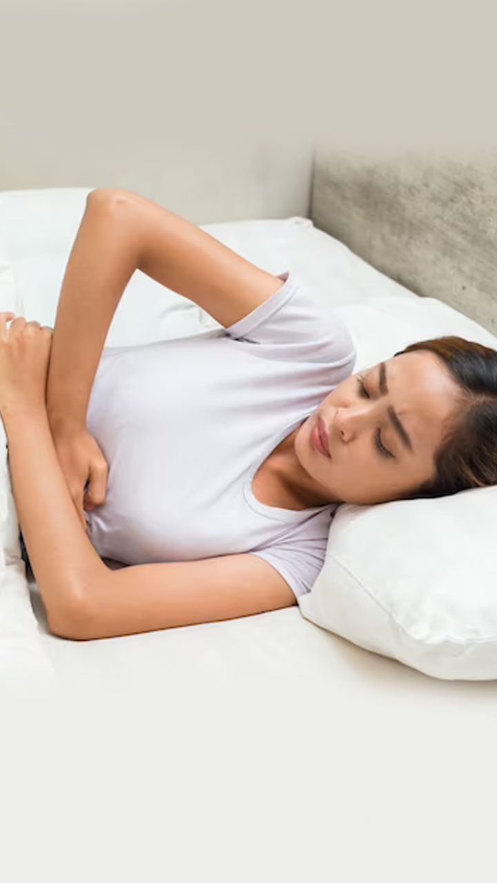 Periods Pain: рджрд░реНрдж рдХреА рд╡рдЬрд╣ рд╕реЗ рдкреАрд░рд┐рдпрдбреНрд╕ рдореЗрдВ рд╕реЛ рдирд╣реАрдВ рдкрд╛рддреАрдВ рддреЛ рдХрд░реЗрдВ рдпреЗ 9 рдЯрд┐рдкреНрд╕ рдлреЙрд▓реЛ, рдорд┐рд▓реЗрдЧреА рдЖрд░рд╛рдо рдХреА рдиреАрдВрдж