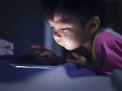 आपके बच्चों के दिमाग को खा रही हैं सोशल मीडिया, ब्रेन पर पड़ रहा है गहरा असर