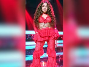 Neha Kakkar's Birthday: 9 Makeup Tips By Indian Playback Singer