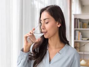 Healthy Skin tips: बदलते मौसम में रखें त्वचा का ख्याल, शरीर में ना होने दें पानी की कमी