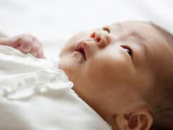 Why do babies sleep with their eyes open: जानिए क्यों बच्चे अपनी आँखे खोलकर सोते हैं