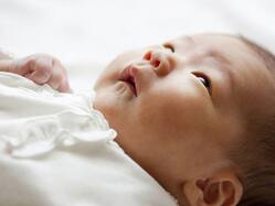 Why do babies sleep with their eyes open: जानिए क्यों बच्चे अपनी आँखे खोलकर सोते हैं