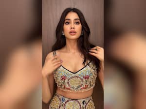 महंगी क्रीम नहीं ये नेचुरल तरीके हैं जाह्नवी कपूर की बेदाग स्किन का राज