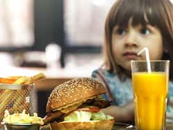 क्या आपके भी बच्चे को पड़ गई है चिप्स कैंडी बर्गर और पिज्जा की लत? ये 5 उपाय जंक फूड की लत से बच्चों को करेंगे दूर