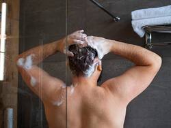 Monsoon Health Tips: बारिश के मौसम में भूलकर भी करें ये 5 काम, गंभीर रूप से हो सकते हैं बीमार