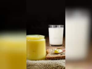 दूध में घी डालकर पीने के फायदे