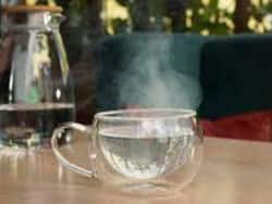 सर्दियों में गर्म पानी पीने की आदत डालने से शरीर को मिलेंगे ये 4 जबरदस्त फायदे, आप भी हो जाएंगे हैरान