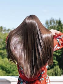 बालों को नेचुरली स्ट्रेट करने के लिए अपनाएं इन 6 उपायों को