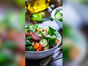 रात को भूलकर भी न खाएं ये 8 सब्जियां, नींद हो जाएगी बर्बाद