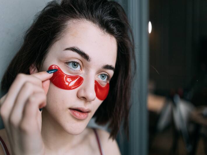6 Simple AtHome Hacks To Get Rid Of Puffy Eyes In The Morning