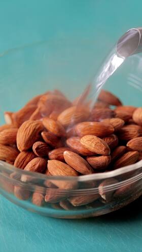 Soaked almonds benefits: सुबह उठते ही भीगे हुए बादाम खाने के मिलेंगे 10 जबरदस्त फायदे Soaked almonds benefits: सुबह उठते ही भीगे हुए बादाम खाने के मिलेंगे 10 जबरदस्त फायदे