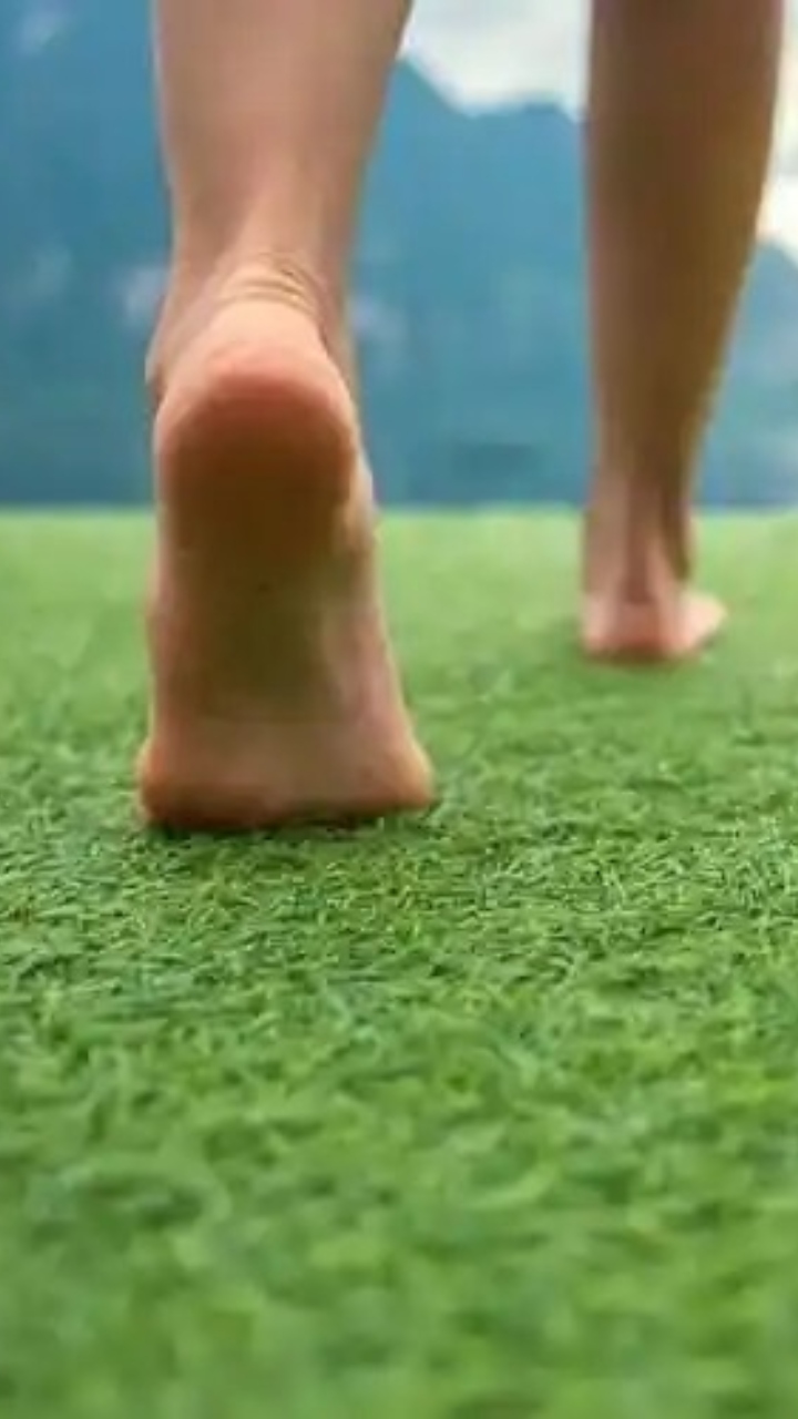 सुबह 20 मिनट दूब पर नंगे पैर चलने के फायदे