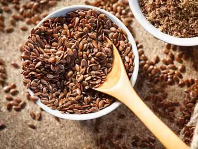 जोड़ों में जमा यूरिक एसिड को बाहर फेंकने के लिए खाएं अलसी, रोजाना इन तरीकों से करें सेवन
