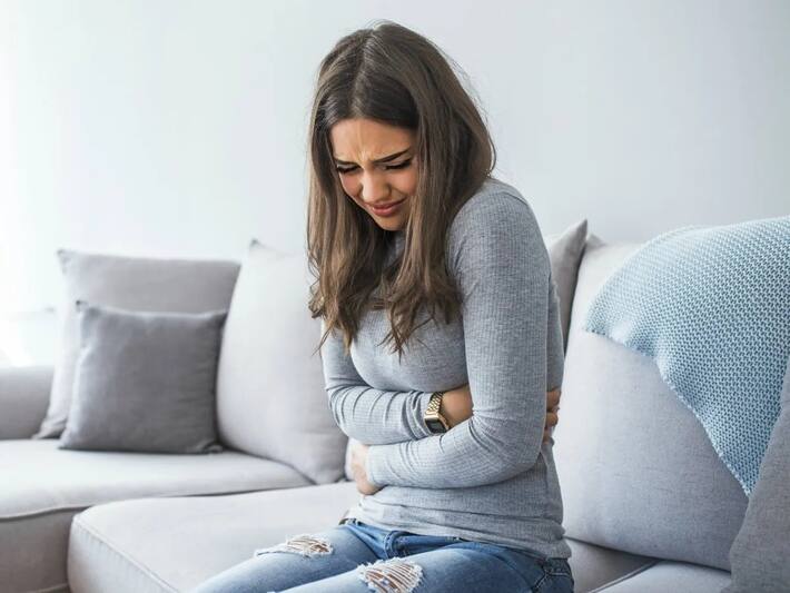 सिर्फ पीले रंग का मल ही नहीं टॉयलेट में बैठते ही ये 5 लक्षण बताएंगे