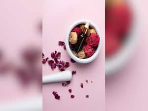 12 Beauty Benefits of Using Rose Water On Your Face