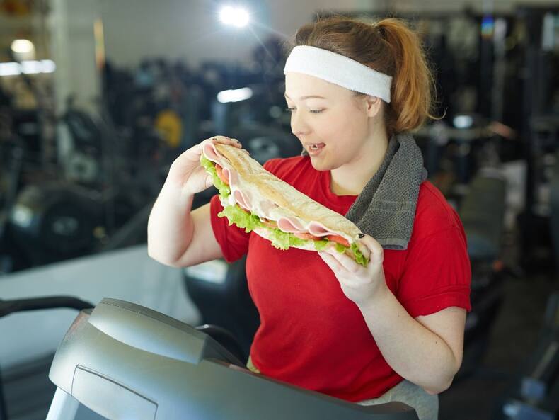 5 Mistakes That Can Cause Weight Gain After Dinner According To Ayurveda