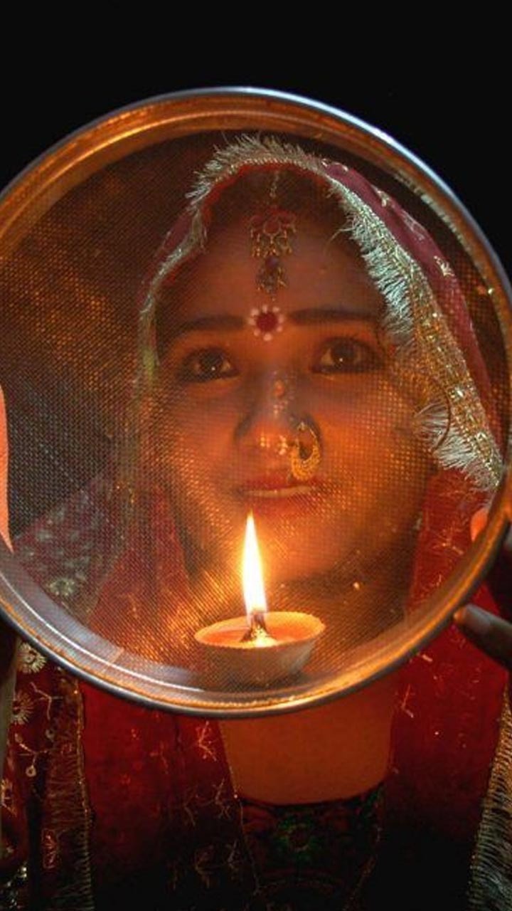 करवा चौथ व्रत में पानी की कमी से आ सकता है चक्कर, इन टिप्स से रहें हाइड्रेटेड
